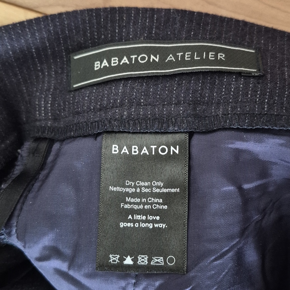 Babaton Women's Size 8 Black With Thin Silver Strip Capri Pants - Picture 4 of 9